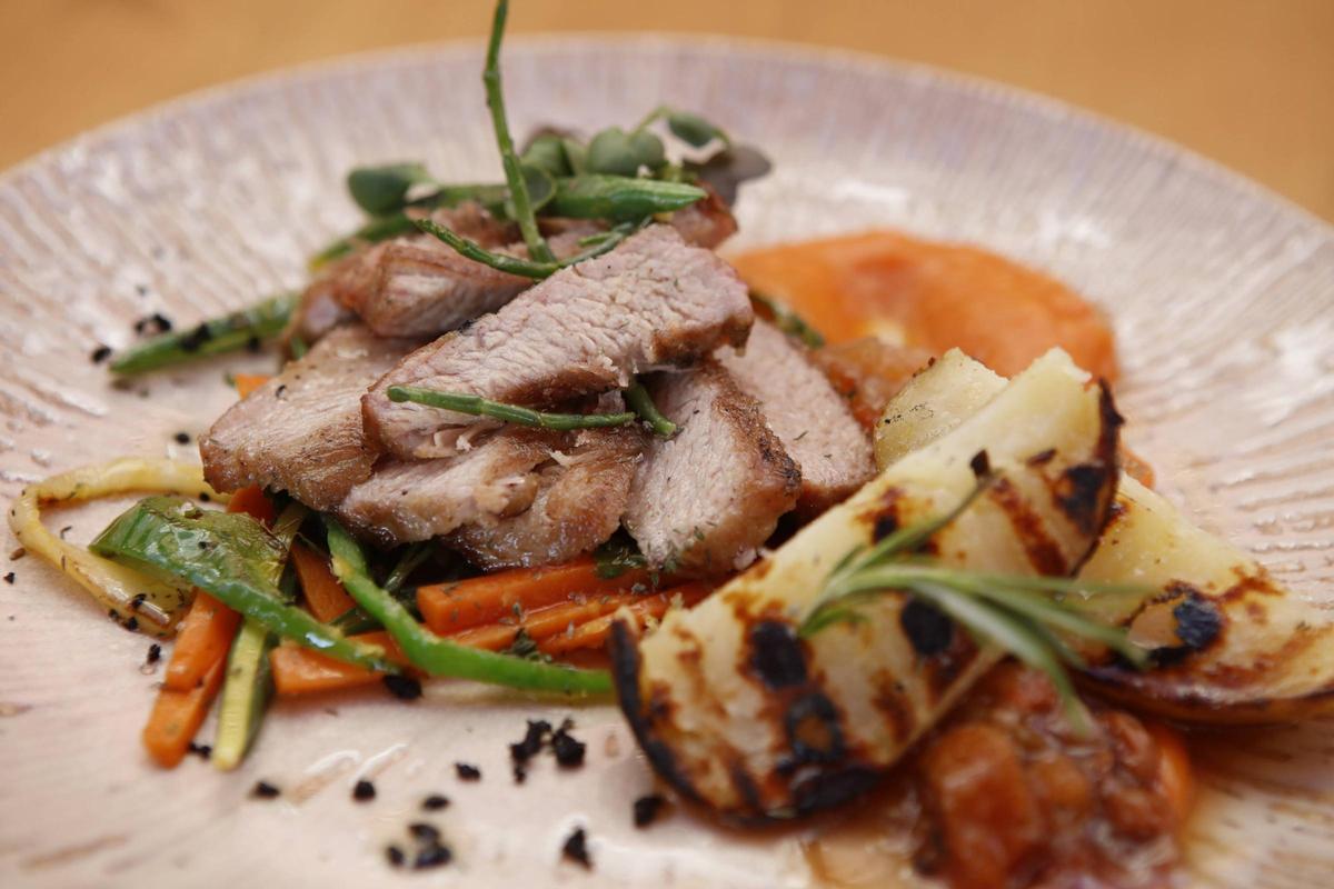 Das iberische secreto (Schweinefleisch) kombiniert er mit einem Apfel-Rosinen-Chutney, Möhren-Püree, Gemüse und Sa-Pobla-Kartoffeln.