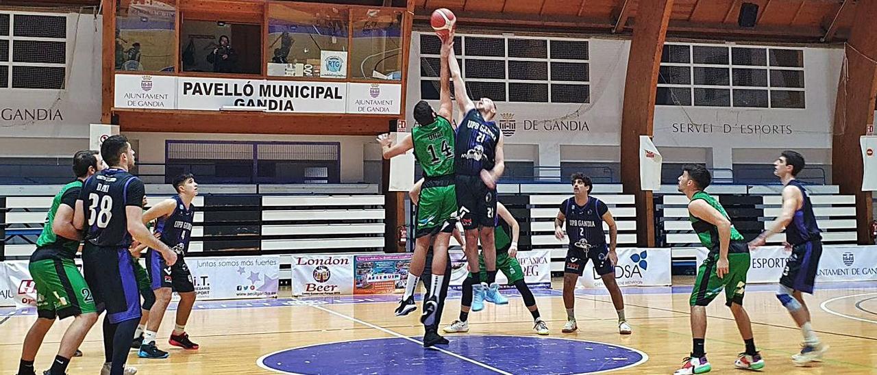 Imagen de un partido de esta temporada en el pabellón municipal de Gandia. | LEVANTE-EMV