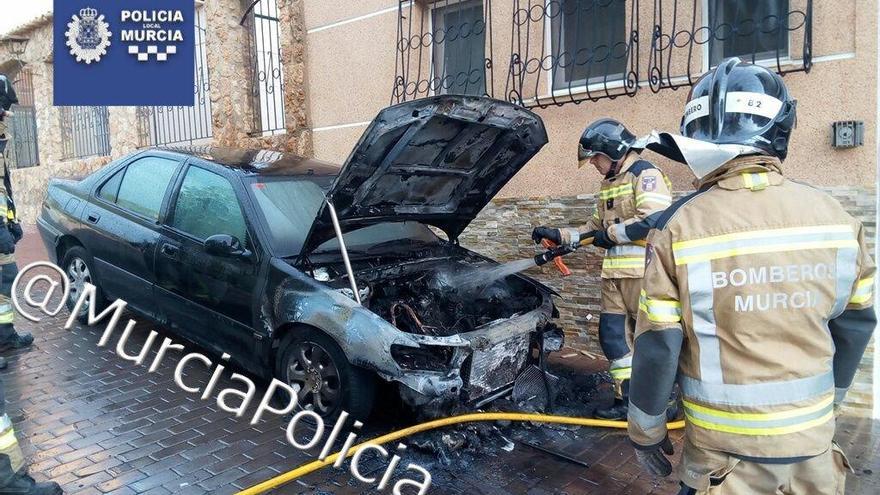 Sofocado el incendio de un coche en El Puntal