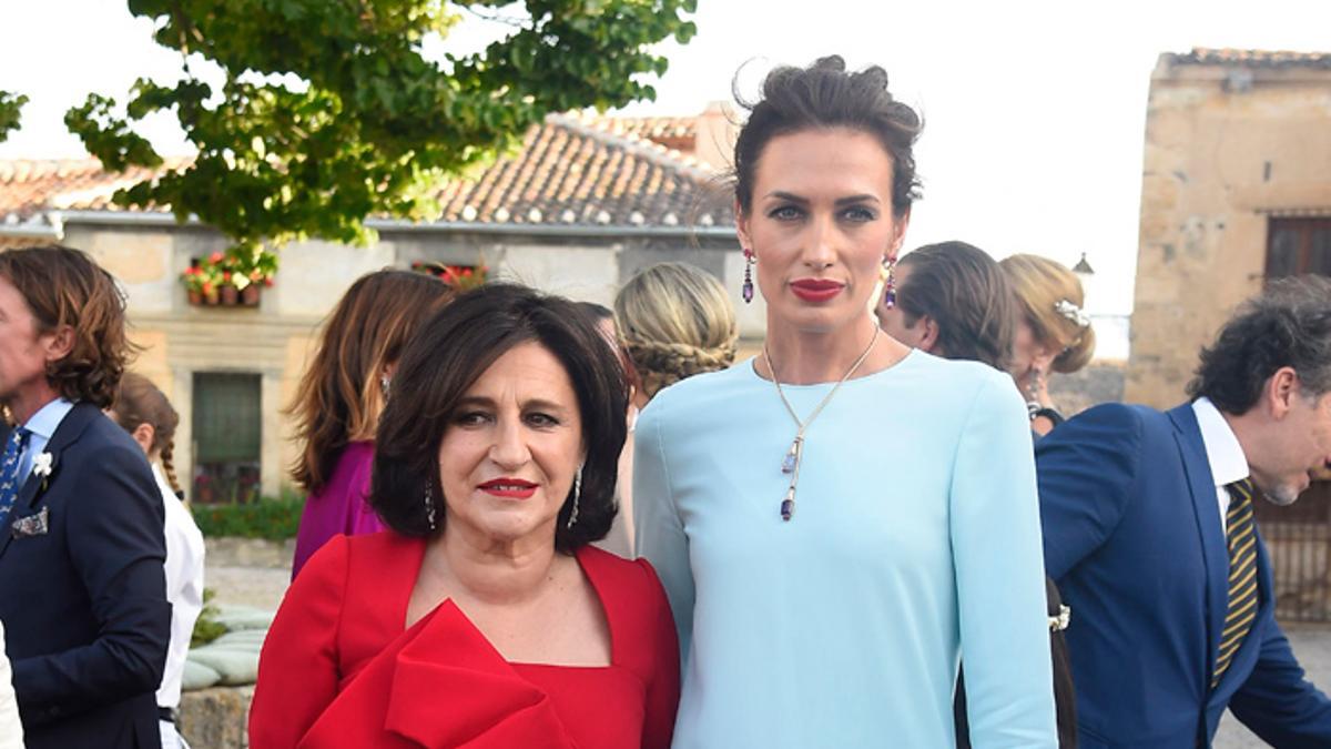 Nieves Álvarez y Mar Flores, invitadas a la romántica boda de María, hija de Roberto Torretta