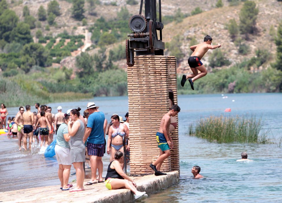 Los bañistas acuden al Assut d'Antella aunque el baño está prohibido