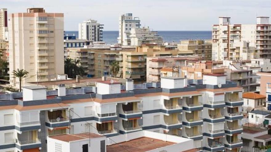 Vista aérea de un conjunto de edificios de la playa de Gandia, donde se pueden adquirir las viviendas más baratas de Valencia.