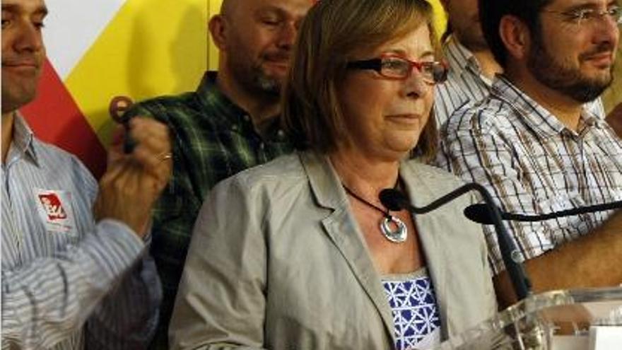 Marga Sanz celebra el resultado en la sede del partido, anoche.