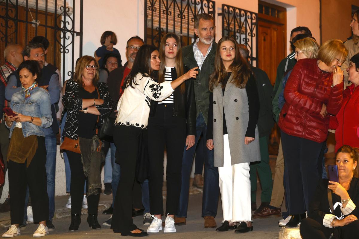 Los reyes y sus hijas asisten a La Pasión de Cristo en Chinchón