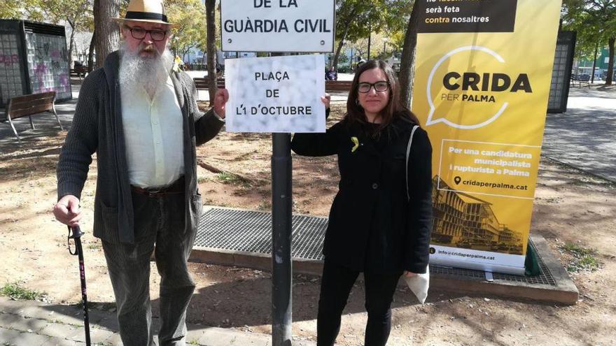 Manel DomÃ¨nech y Laura Dorado, en la plaza de la Guardia Civil