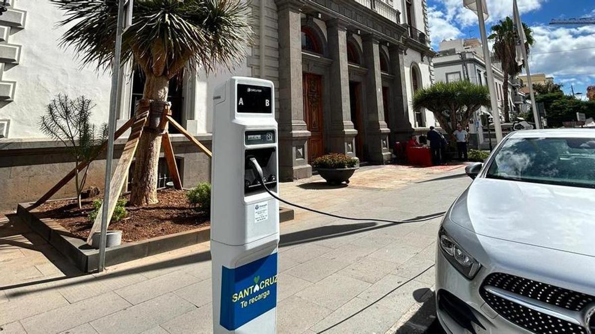 Un punto de recarga para vehículos eléctricos situado en el Ayuntamiento de Santa Cruz.