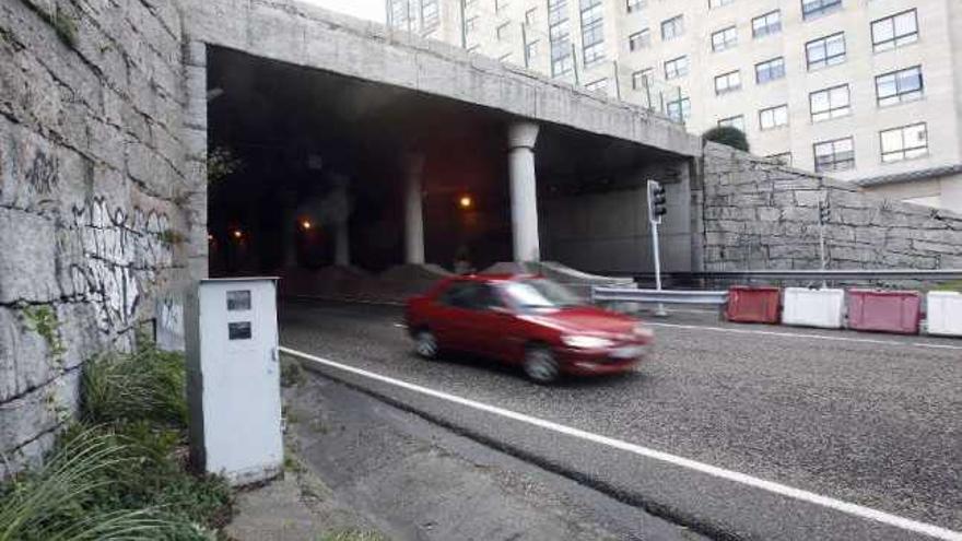 Imagen de la cabina de radar instalada a la salida del puente de Bouzas.  // R. Grobas