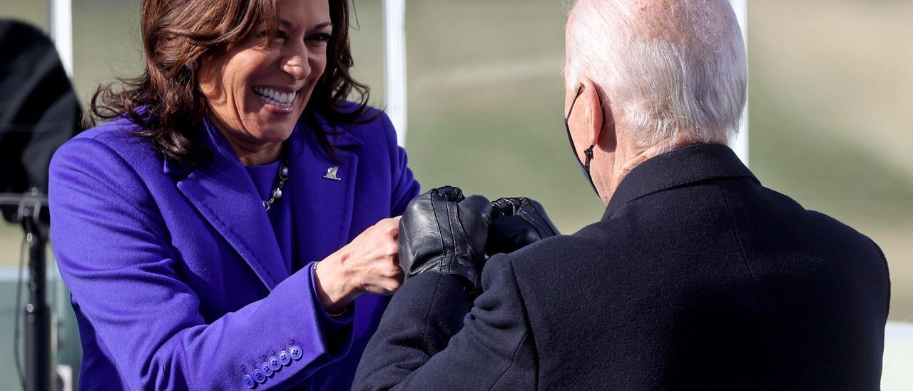 Kamala Harris, con su abrigo y vestido en color Very Pery, en la toma de posesión del presidente Biden.