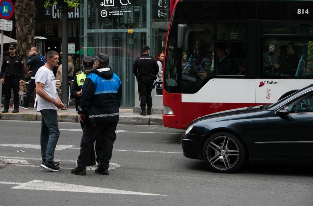 Un herido grave al ser atropellado en Alicante por una moto que se dio a la fuga