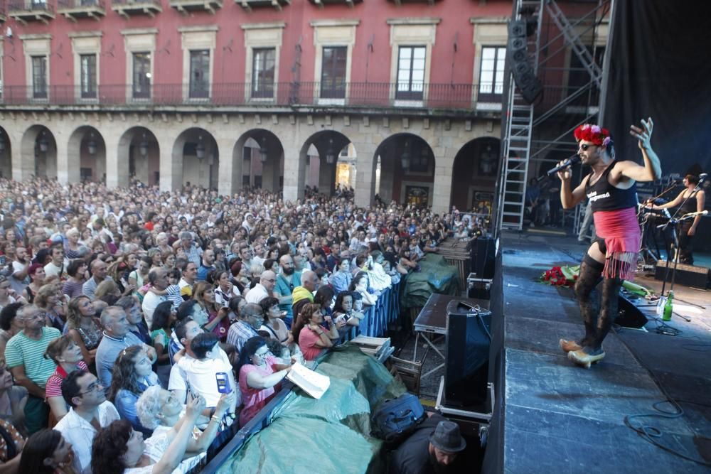 Rodrigo Cuevas en la plaza Mayor de Gijón