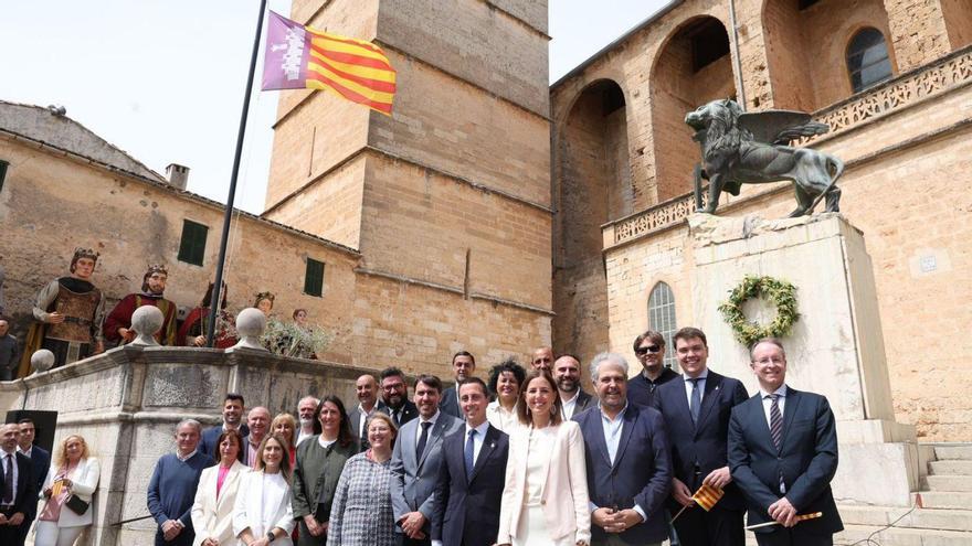 Llorenç Galmés y las diferentes autoridades posan bajo la bandera de Mallorca en el acto celebrado en Sineu