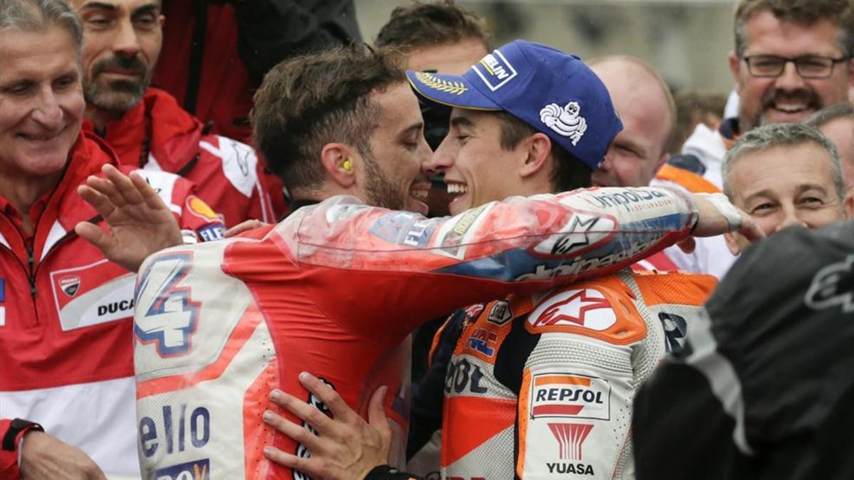 Dovizioso y Márquez se abrazan tras la carrera de Motegi