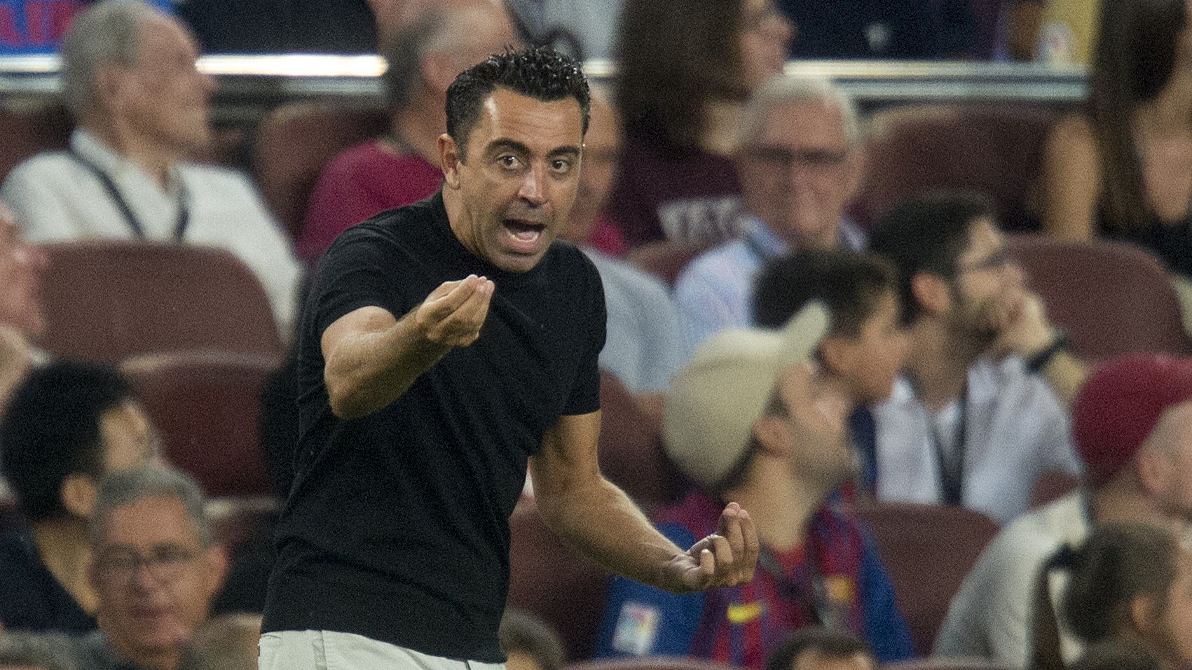 Barcelona 13.08.2022. Deportes. Xavi animando desde la banda durante el primer partido de liga 2022-23 entre el FC Barcelona (Barça) y el Rayo Vallecano. Fotografía de Jordi Cotrina