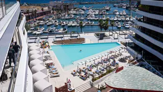El macrohotel de lujo en Sant Adrià estrena terraza, coctelería y restaurantes abiertos al público no alojado