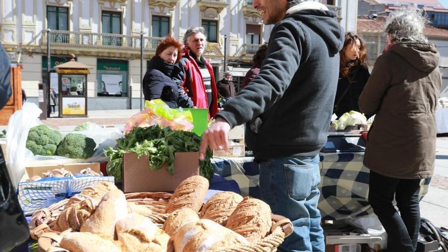 Los productores del mercado ecológico reivindican las bonanzas de sus productos