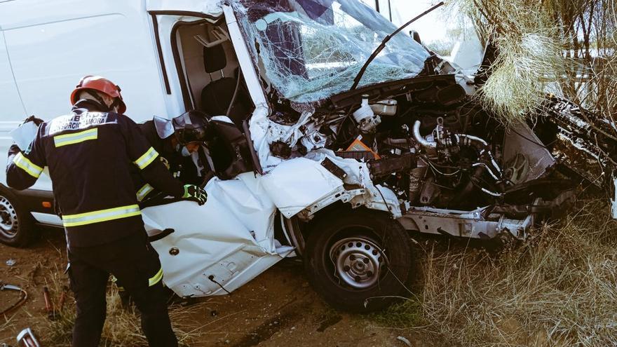 Intervención de los bomberos en el accidente de Rionegro del Puente