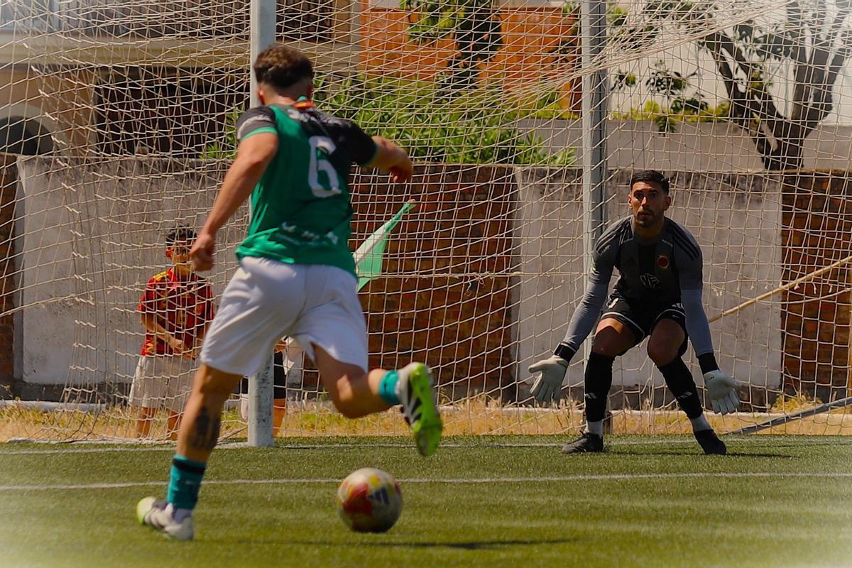 Dani Díaz, segundos antes de convertir el único gol del partido.