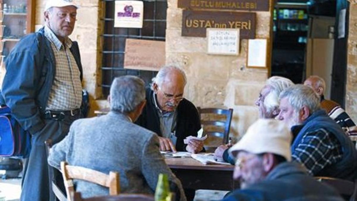 Vecinos 8Turcochipriotas en un bar en la parte turca de la isla.