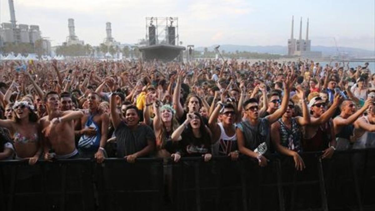 Ambiente eufórico durante una de las actuaciones en el Barcelona Beach Festival, el sábado.