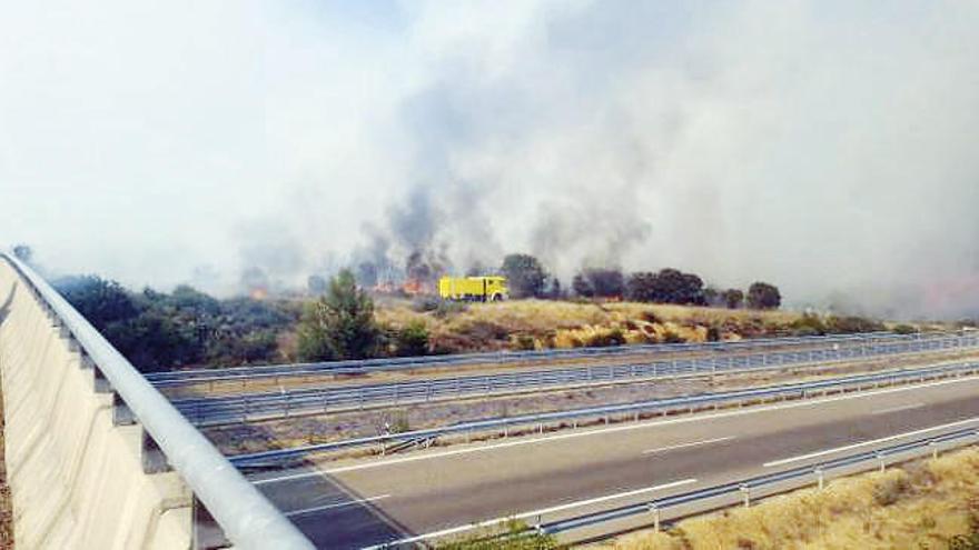 Imagen del incendio y de la autovía cortada. // A. Saavedra