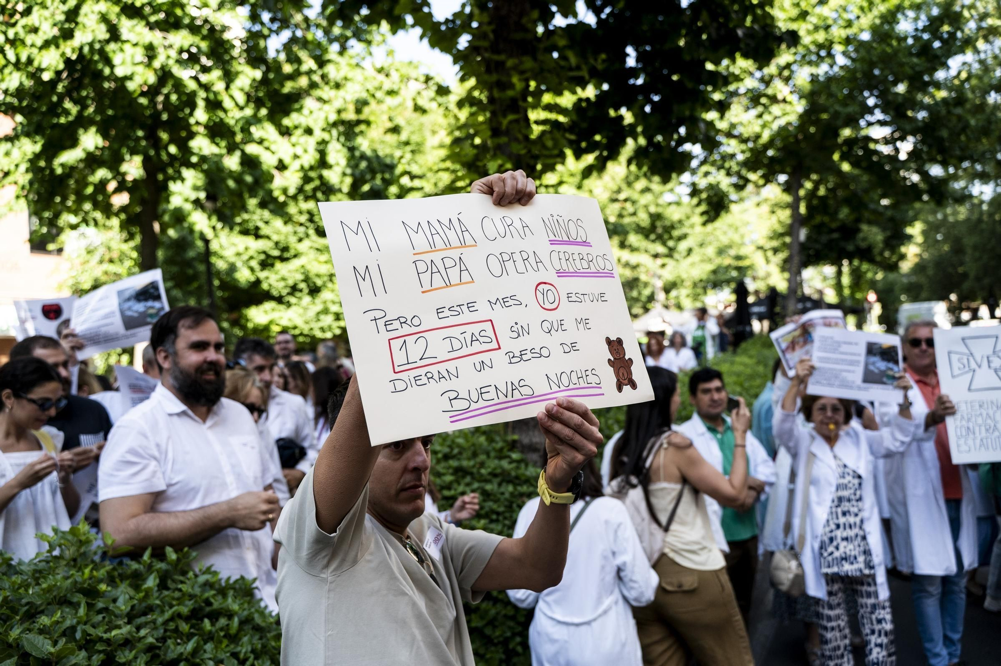 Las imágenes de la protesta de médicos en Cáceres