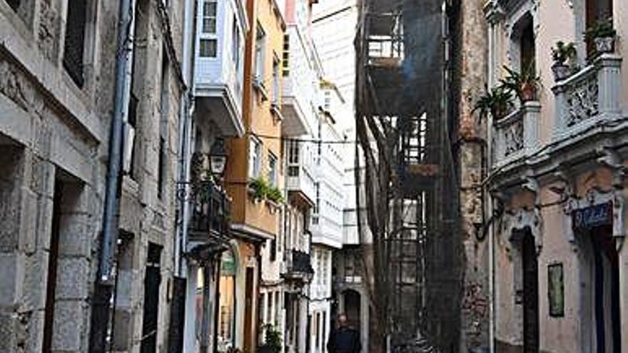 Edificio en la calle Damas, cubierto con andamio.