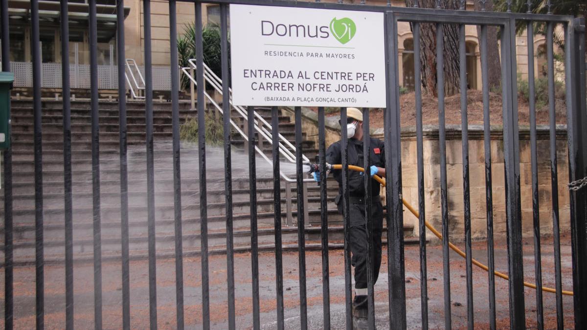 Labores de limpieza en la residencia de la tercera edad de Alcoy donde se ha registrado el mayor número de muertes.