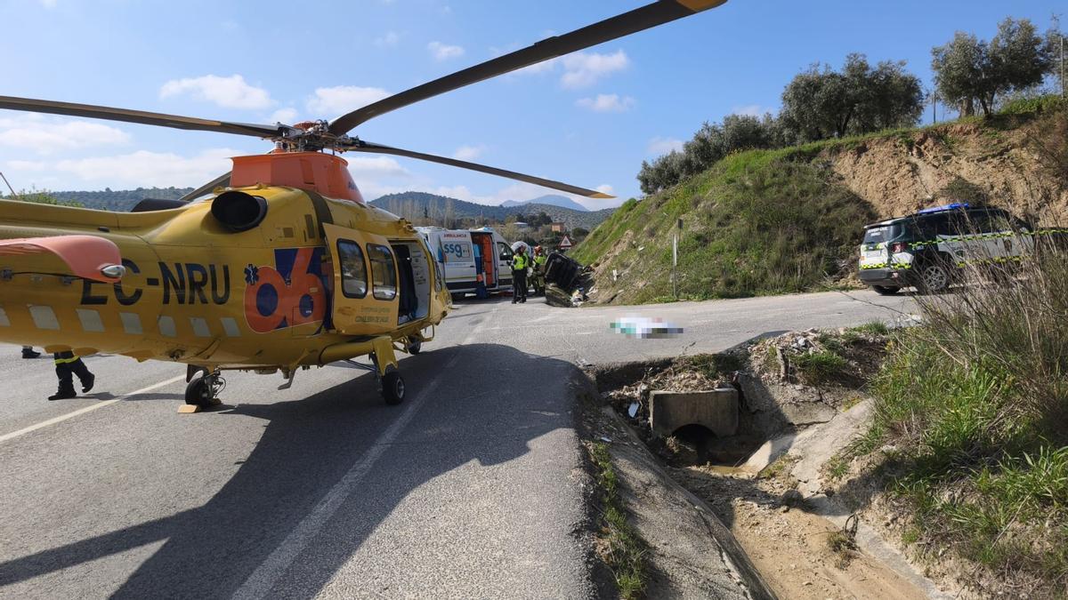 La Guardia Civil, sanitarios y el helicóptero del 061, en el lugar del accidente en la A-339 en Priego.