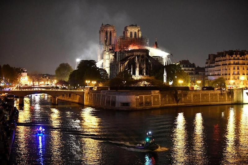 Incendio en la Catedral de Nôtre Dame