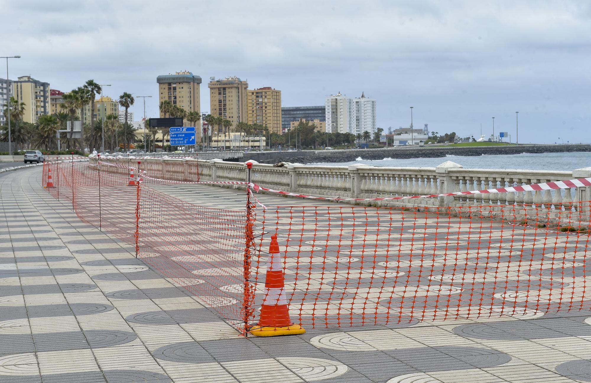 Zona vallada en el paseo de la avenida marítima frente Hospital Insular