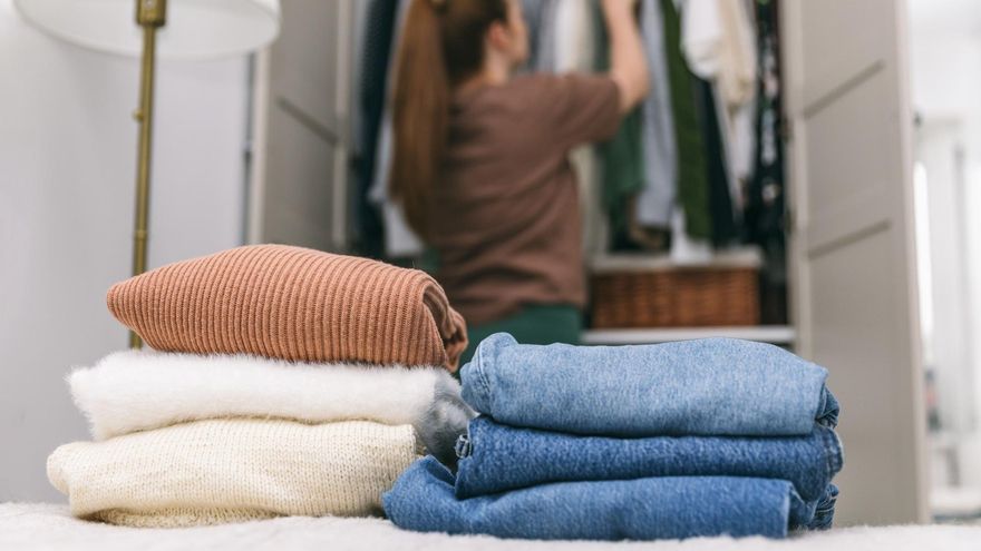Adiós a la humedad en el armario: estas son las soluciones más efectivas para eliminar el olor a humedad