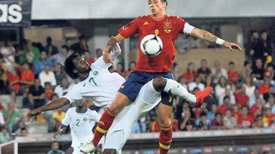 Fernando Torres controla el balón con el pecho ante un rival en el partido de ayer en Pasarón. // Gustavo Santos