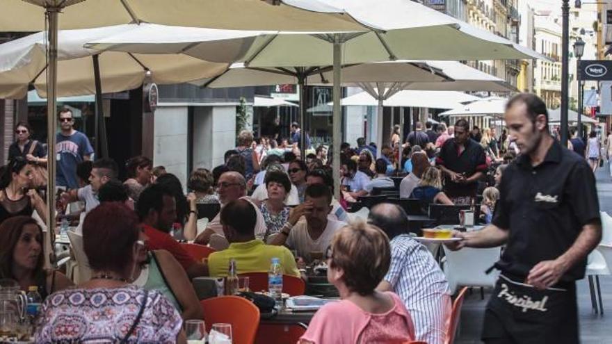 Veladores en la calle Castaños.