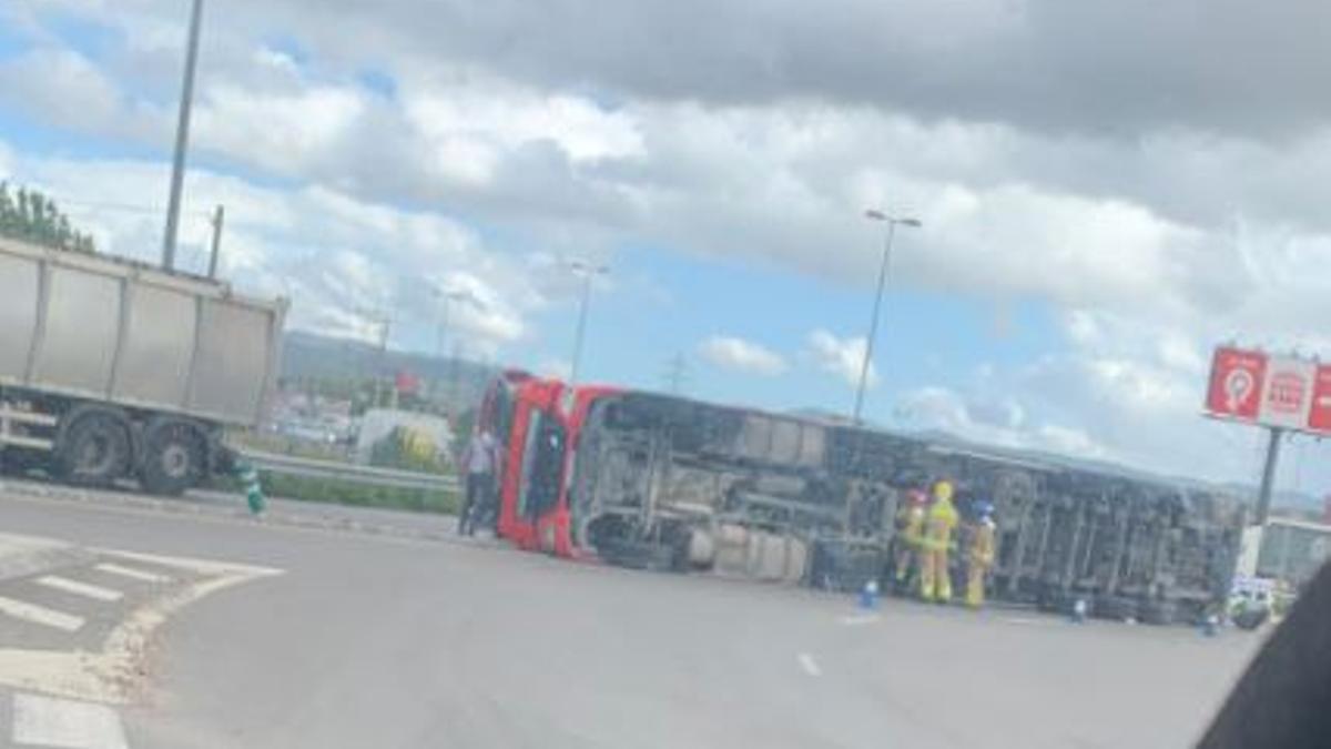 Dos quilòmetres de cua a la rotonda d'accés a l'AP7 a Salt per un