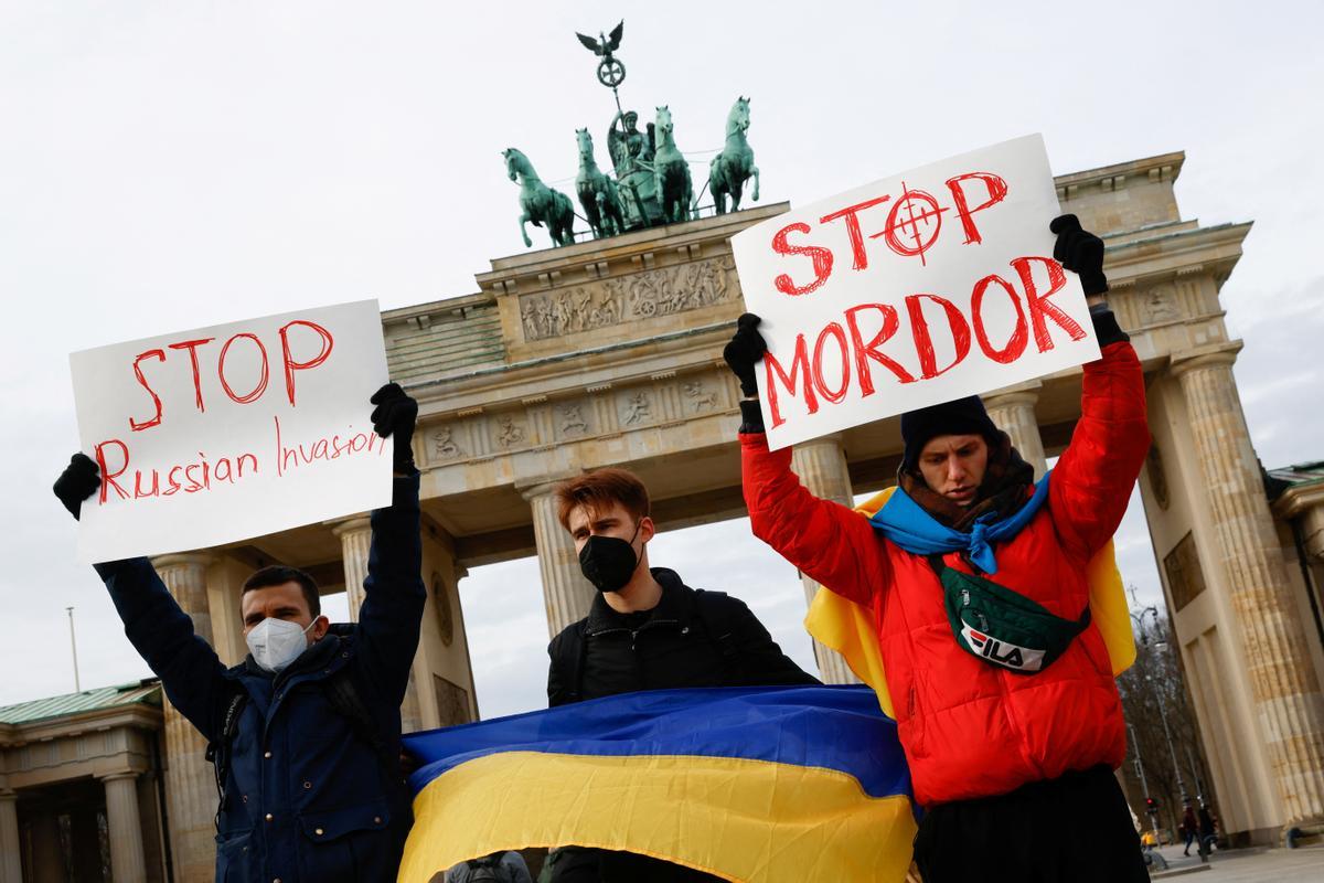 Protesta en la Puerta de Brandenburgo, en Berlín, Alemania.