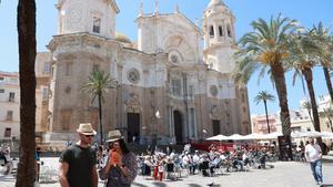 Turistas en la plaza de la Catedral de Cádiz, donde se van a suspender las viviendas turísticas