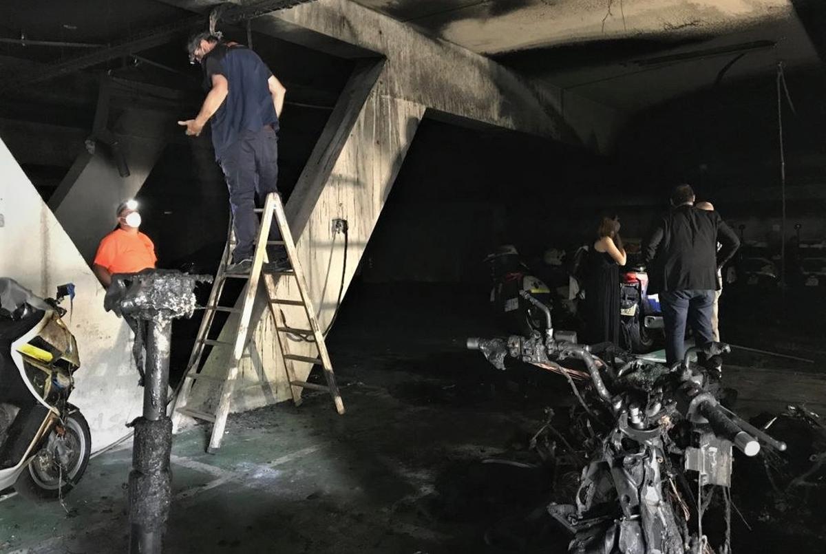 Cinc motos cremades en un incendi a la comissaria de la policia local de Mataró Cinc motos cremades en un incendi a la comissaria de la policia local de Mataró