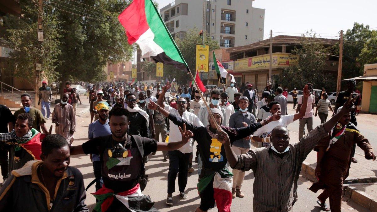 Manifestantes protestan en Sudán.