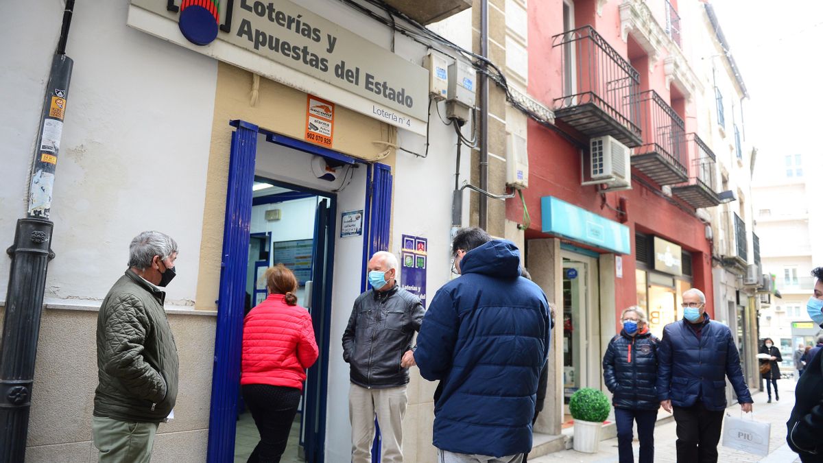 Cola ante la administración de la calle del Sol.