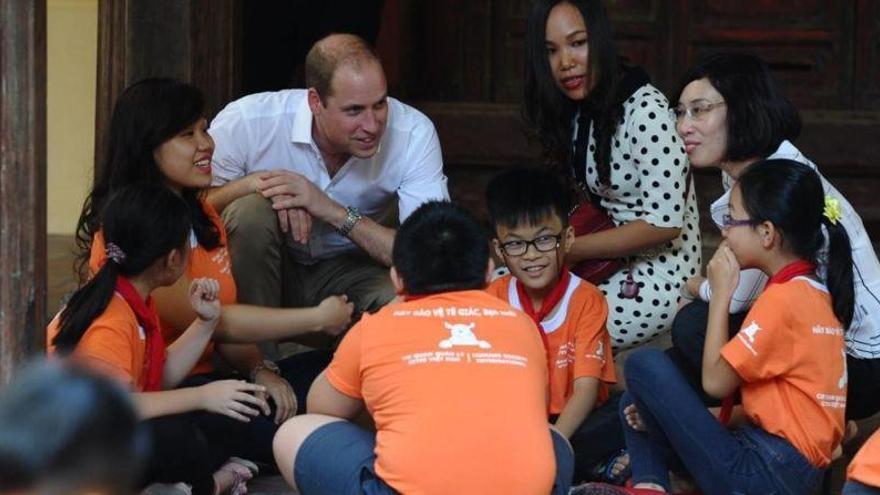 El príncipe Guillermo hace un hueco en su agenda para visitar un colegio de Hanoi