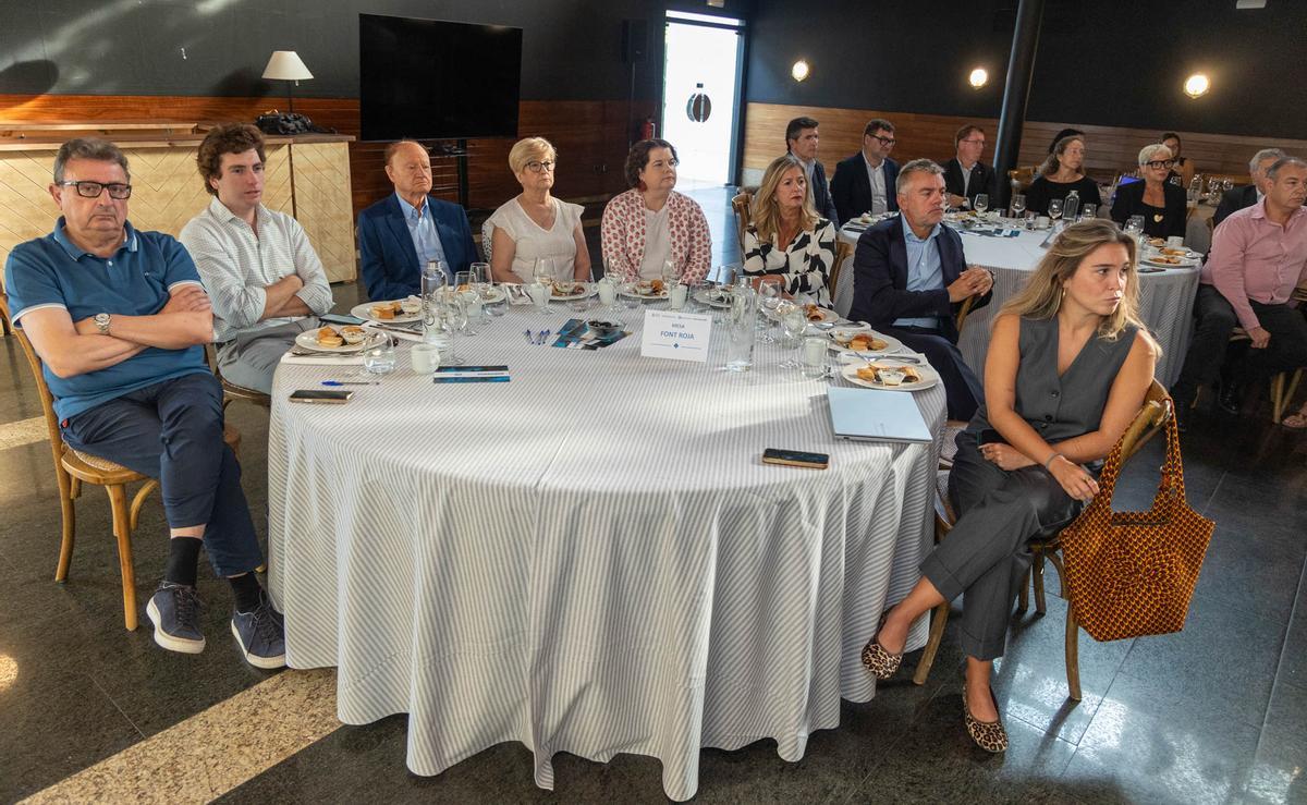 El edil de Urbanismo, Antonio Peral, la directora general de Planeamiento, Leticia Martín, y el profesor universitario Armando Ortuño analizan el futuro documento que aspira a cambiar el porvenir de la ciudad