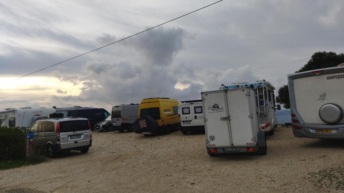 Las caravanas y furgonetas camper estacionadas a primera hora de esta mañana en el mirador del cabo de Sant Antoni