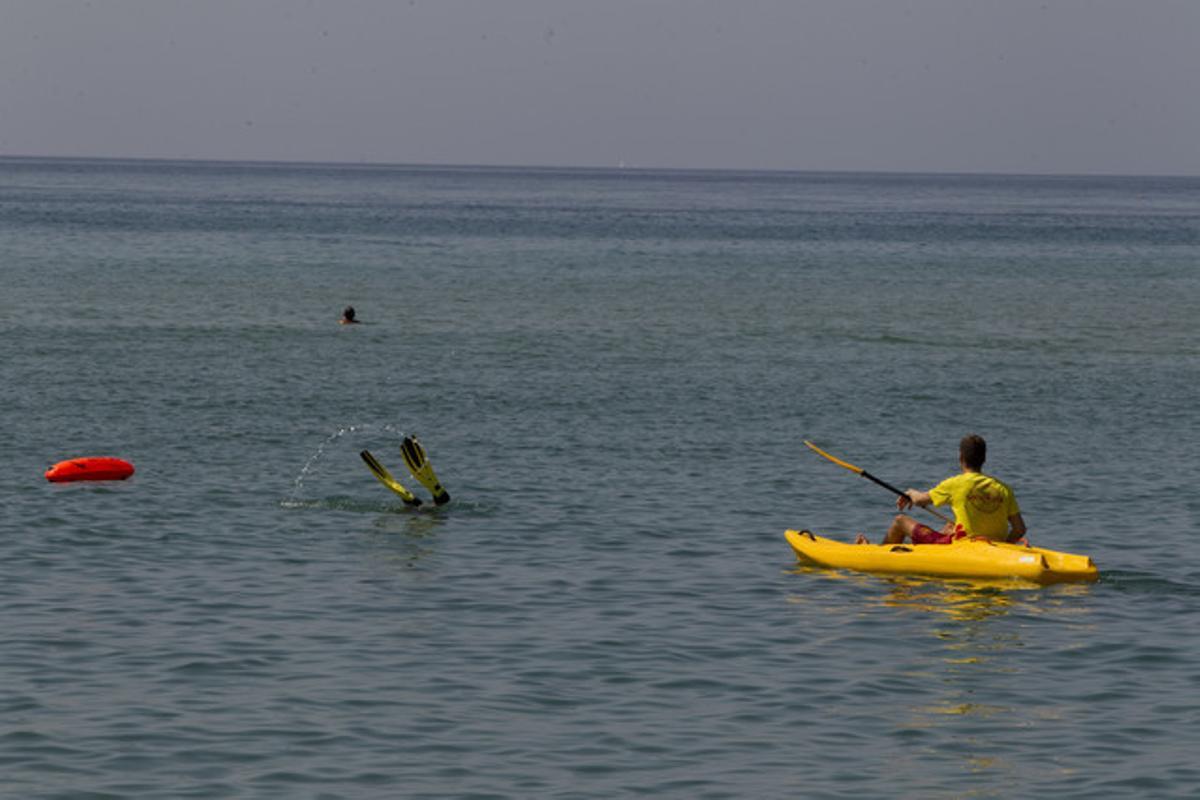 Un socorrista, a la platja de Masnou, aquest dimecres. Un socorrista, a la platja de Masnou, aquest dimecres.