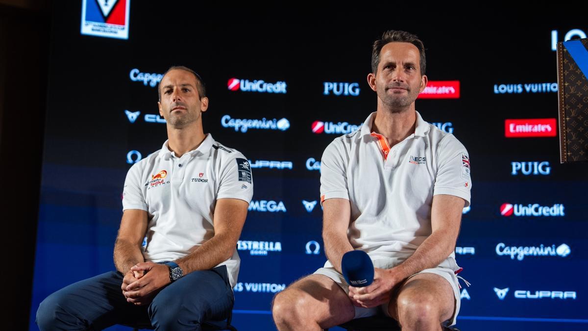 Los timoneles de Ineos Britannia, sir Ben Ainslie (derecha), y Alinghi Red Bull Racing, Arnaud Psarofagis, en la designación de las semifinales, este viernes.