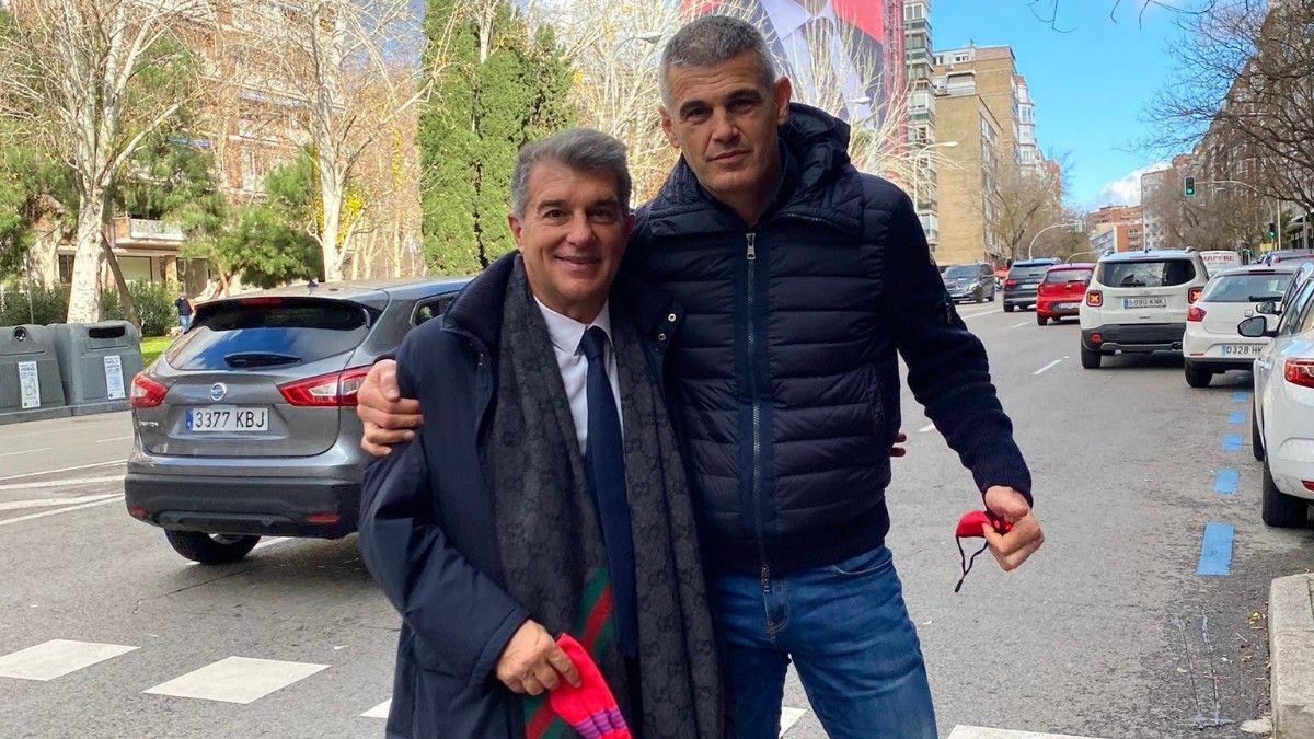 Enric Masip, junto al presidente del FC Barcelona, Joan Laporta