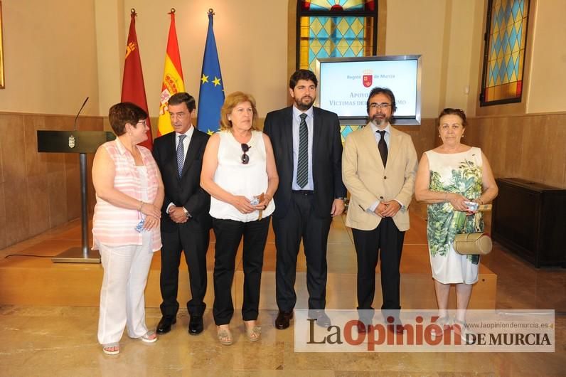 Murcia, primera comunidad en entregar tarjetas identificativas a las víctimas del terrorismo que dan descuentos y prestaciones