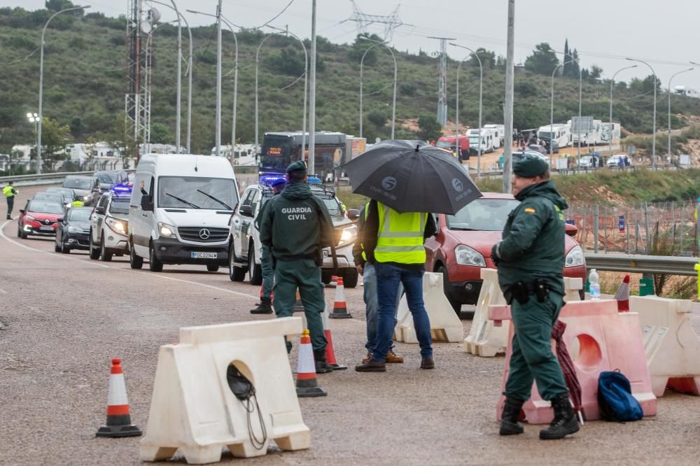 Más de 170.000 valientes desafían a la lluvia en Cheste