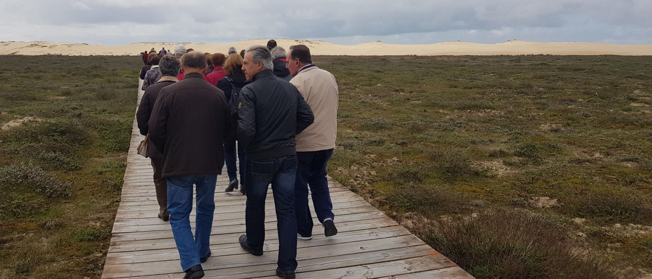 Imagen de archivo de ciudadanos dirigiéndose a las dunas.