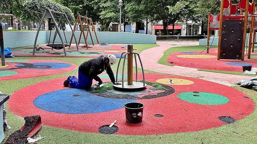 Operarios de Medio Ambiente, poniendo a punto la zona de juegos infantiles de SanLázaro.