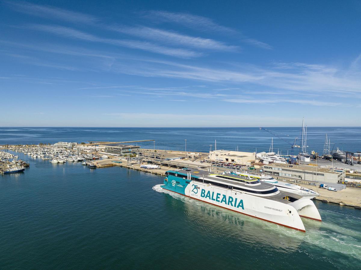 Imagen del puerto de Dénia y de uno de los barcos de Baleària